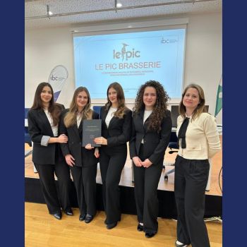 Bilingualer Erfolg: Die 5ABIK glänzt bei den Diplomarbeitspräsentationen